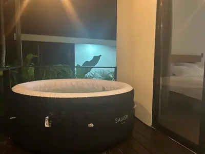 a bath tub in a room with a fish tank at Bungalows Chachagüita in Chachagua