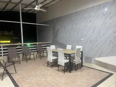 a dining room with a table and chairs at Apartamento Melida 3 in Quepos