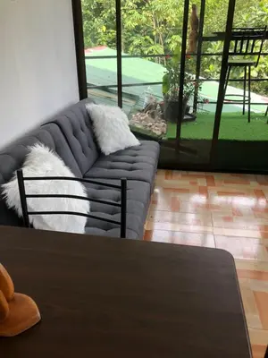 a living room with a couch and a table at Casa Jenny in Quepos