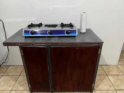 a stove sitting on top of a wooden table at El Bosque Apartments in Sámara