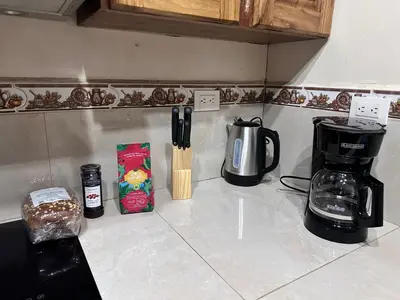 a kitchen counter with a coffeemaker and a coffee maker at Cabaña Guapinol in Atenas