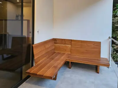 a wooden bench sitting in the corner of a room at Mystica in Playa Avellana