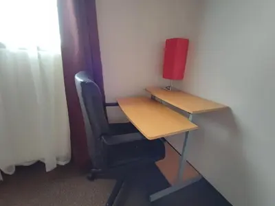 a desk with a chair and a desk with a red lamp at Apartamento completo cerca del Aeropuerto y Parque Viva 5 personas in Guácima
