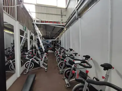 a row of bikes parked in a gym at Apartamento completo cerca del Aeropuerto y Parque Viva 5 personas in Guácima