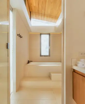 a bathroom with a bath tub and a window at Nimbu Vida in Tamarindo