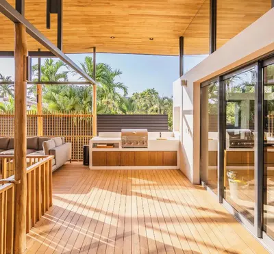 an open living room with wooden flooring and large windows at Nimbu Vida in Tamarindo