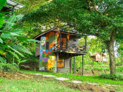a house with a painting on the side of it at Nido de Montaña in Fraijanes