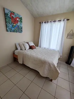 a bedroom with a bed and a window at Casa Tribu in Agujas