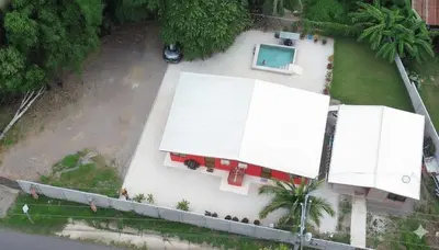 an overhead view of a white fire truck at Casas de Playa en Familia