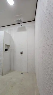 a room with white walls and a ceiling at Los Papyrus in Uvita