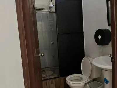 a bathroom with a toilet and a sink at Sleep&Go! Apartamento de 3 habitaciones in Siquirres