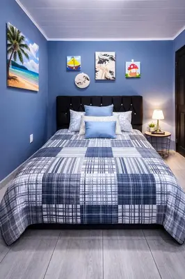 a blue bedroom with a bed with a blue wall at newly remodeled apartment , jaco herradura ,2 cuartos in Herradura