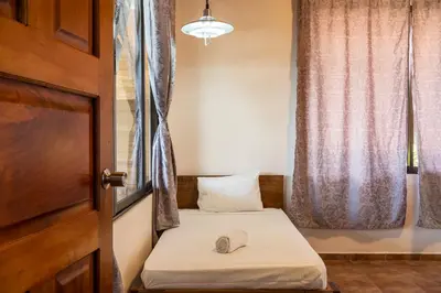 a room with a bed with a hat on it at Manys house in Ballena