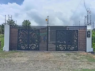 a large black gate with wooden panels on it at Cabinas Pacific Breeze in Parrita