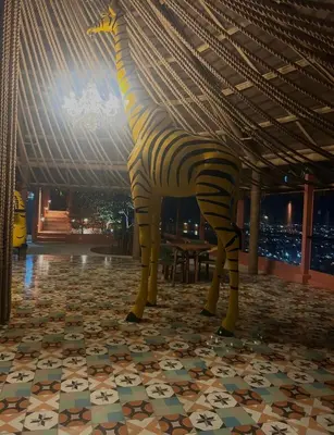 a statue of a giraffe standing in a room at Apartamento Moderno con Vista Piscina Infinita Secrt Escalante in San Pedro