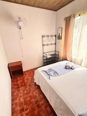 a bedroom with a bed and a fan at Casa Sueño Verde, Juanilama De Pocosol in Muelle del Arenal