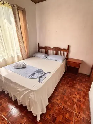 a bedroom with a large bed in a room at Casa Sueño Verde, Juanilama De Pocosol in Muelle del Arenal