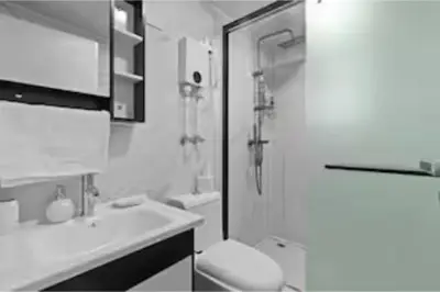 a bathroom with a toilet and a sink and a shower at Monkey Houses in Matapalo