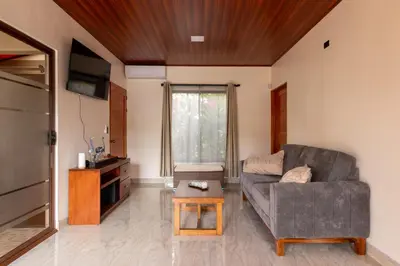 a living room with a couch and a coffee table at Cabaña Refugio Verde Arenal in Fortuna