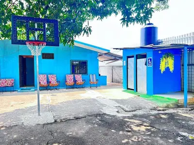 a basketball hoop in front of a blue building at Casa para vacacionar Orotina in Orotina
