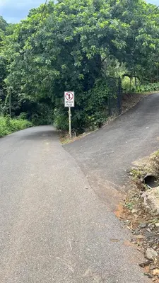 a no parking sign on the side of a road at Cabaña La paz in Alajuela City