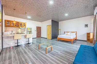 a living room with a bed and a kitchen at Apartamentos Luna in Uvita