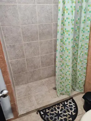 a shower with a shower curtain and a rug at Bonito apartamento 103 frente a la piscina 100mt del mar in Playa Flamingo
