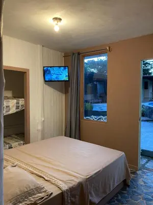 a bedroom with a bed and a window at Bonito apartamento 103 frente a la piscina 100mt del mar in Playa Flamingo