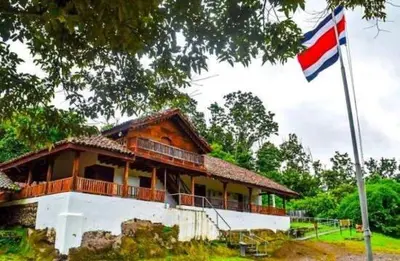 a flag flying in front of a building with a flag at Casa Motmot en Liberia in Liberia