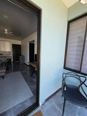 a mirror in a room with a chair and a living room at Casa Motmot en Liberia in Liberia