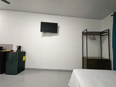 a white room with a bed and a basketball hoop on the wall at Apartamento en la naturaleza a 35 min de la playa in Santa Cruz
