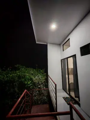 a night view of a house with a balcony at Apartamento en la naturaleza a 35 min de la playa in Santa Cruz