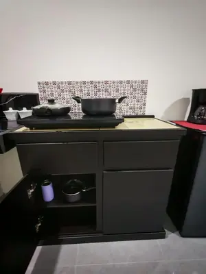 a kitchen with a stove with two pans on it at Apartamento en la naturaleza a 35 min de la playa in Santa Cruz