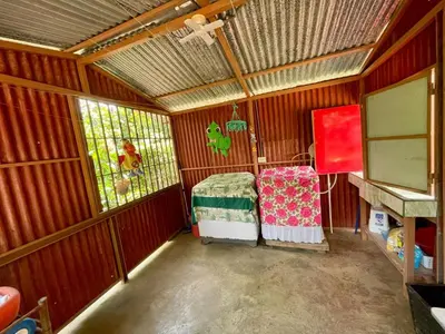 a red room with a bed and a window at Habitacion Atico in Curubandé