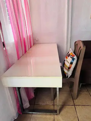 a white table and a chair in a room at Hospedaje Loma Verde in Chiles
