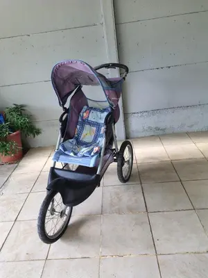 a baby carriage is parked on a sidewalk at Hospedaje Loma Verde in Chiles