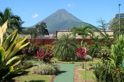a garden with a mountain in the background at Hotel Secreto La Fortuna in Fortuna