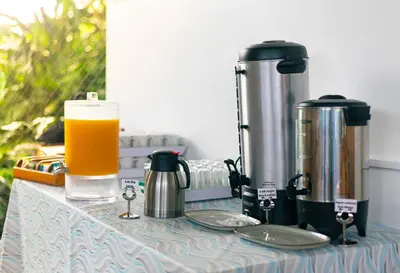 a table with a glass of beer and two thermos at Hotel Secreto La Fortuna in Fortuna