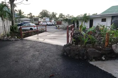 a driveway with a fence and a parking lot at Hotel Secreto La Fortuna in Fortuna
