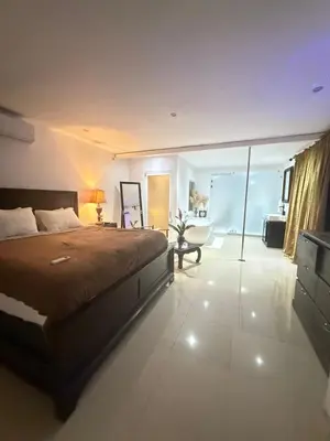 a bedroom with a bed and a bathroom with a tub at Encantadora casa con piscina privada in Herradura