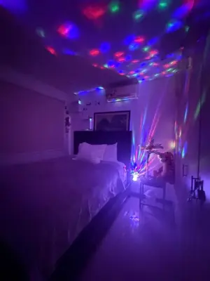 a room with a bed with lights on the ceiling at Encantadora casa con piscina privada in Herradura