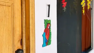 a picture of a cardinal on the side of a door at Tres Diamantes hotel in Parrita