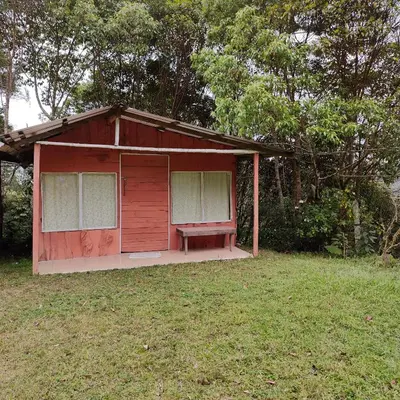 a small shed with a bench in a yard at Millar de Aves in Empalme