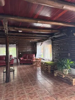 a living room with a couch and a table at Cabaña Brisa Del Río in Cooper