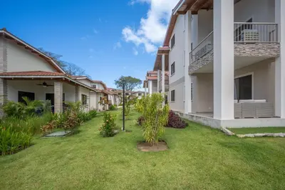 a courtyard of a house with plants and trees at Casa Mango - Villaggio 6 in Potrero