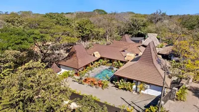 an overhead view of a house with a swimming pool at Casa Aves in Santa Cruz