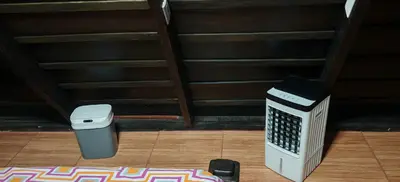 a room with a cpu and a trash can on the floor at Casa Tucán in Ángeles