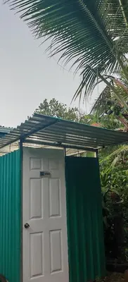 a green and white shed with a white door at Casa Mono in Ángeles