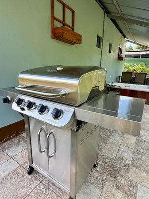 a grill sitting on top of a counter in a kitchen at Casa Jardín Arenal in San Francisco
