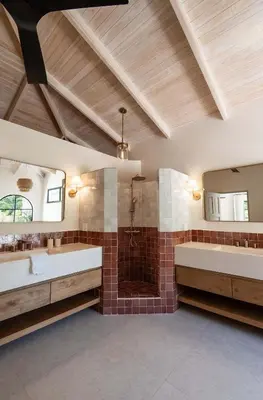 a large bathroom with two sinks and a large mirror at Villa Coro in Nosara
